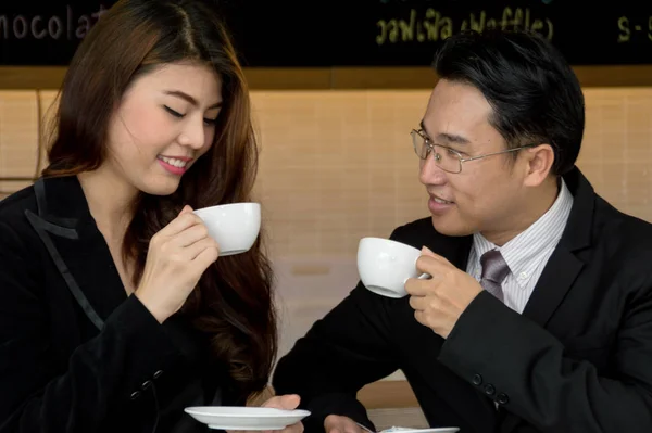 Hermosa pareja joven sentada en sillas en la cafetería — Foto de Stock