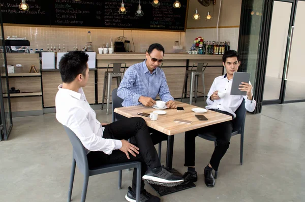 Drie jonge business vrienden vergadering In Coffee Shop — Stockfoto