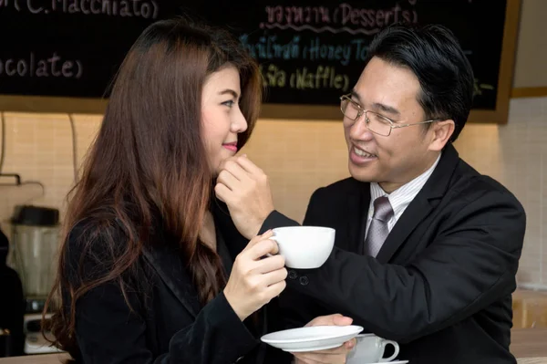 Hermosa pareja joven sentada en sillas en la cafetería — Foto de Stock