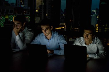 İş insanlar mesai içinde gece grup.