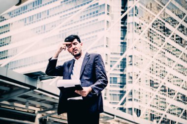 Genç iş şehir arka planda planlama