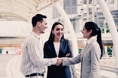 Şehirde bir binanın arkasındaki Youngs konuşuyorsun.