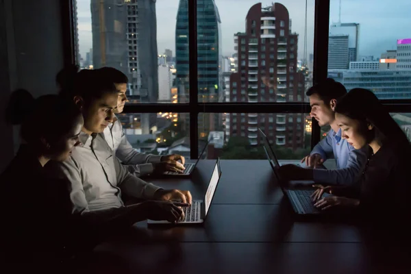 Group of business people working overtime in nighttime. — Stock Photo, Image