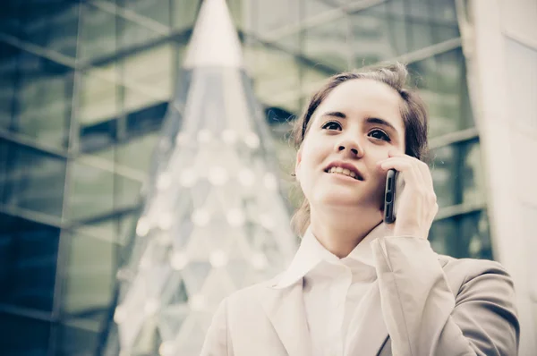 Feliz mujer de negocios inteligente hablando en el teléfono móvil — Foto de Stock