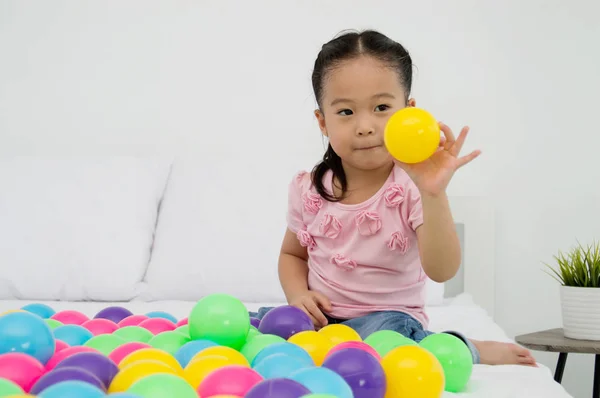 Bambini felici che giocano con i loro genitori, divertendosi con il colore — Foto Stock