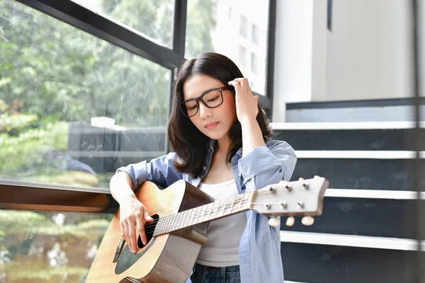 Hudební pojmy. Asijské dívky, hrát na kytaru. Asijské ženy relaxační — Stock fotografie