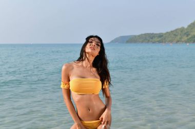 Mayolu seksi kız kavram. Bir swimsui giyen güzel kadın
