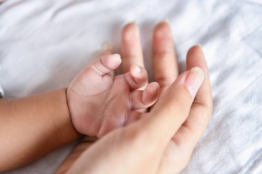 Yeni doğan kavramı. Anne ve çocuk beyaz bir yatakta. Anne ve bebek b