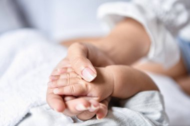 Yeni doğan kavramı. Anne ve çocuk beyaz bir yatakta. Anne ve bebek b