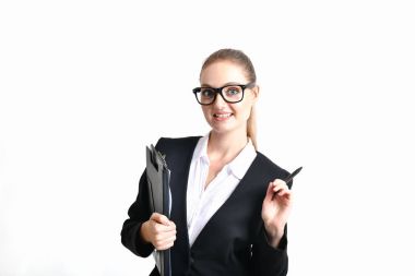 İş kavramı. Güzel genç işkadını büyüleyici ve güvenilir görünüyor. Genç işkadını liderlik üzerinde beyaz bir arka plan var. Genç iş kadını mutlu bir şekilde çalışıyor.