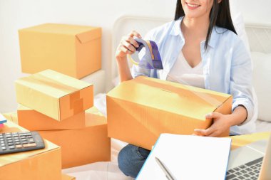 KOBİ iş kavramı. Gençler onların paketleri yüklüyorsunuz. De