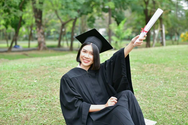 毕业概念。毕业日毕业的学生。亚洲 — 图库照片