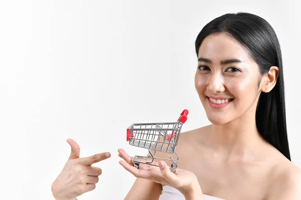 Conceptos de compra. Hermosas chicas de compras en los grandes almacenes —  Fotos de Stock