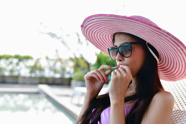 Conceito de fato de banho. Menina bonita vestindo maiô rosa. Beautifu. — Fotografia de Stock