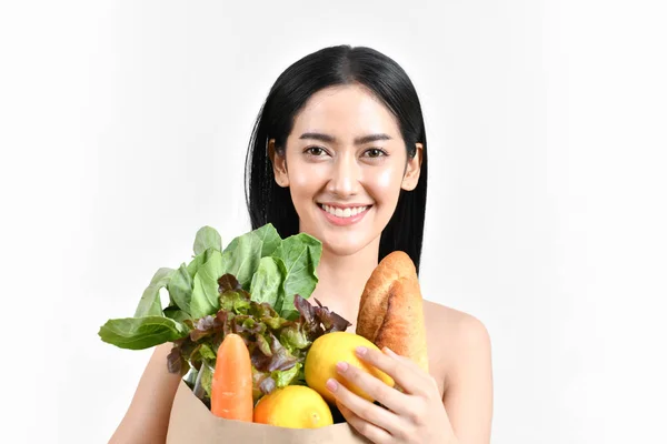 Conceitos de compras. Meninas bonitas estão comprando frutas e vegetais — Fotografia de Stock