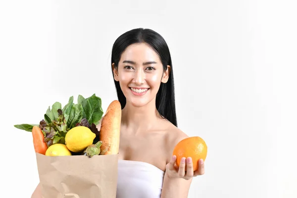 쇼핑 개념입니다. 아름 다운 여자는 과일과 야채를 구매 하는 — 스톡 사진