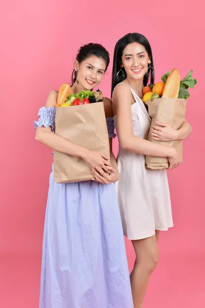 Alışveriş kavramları. Güzel kızlar meyve ve sebze satın alıyor — Stok fotoğraf