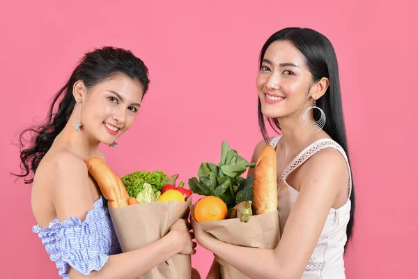 Concetti di shopping. Belle ragazze stanno comprando frutta e verdura — Foto Stock
