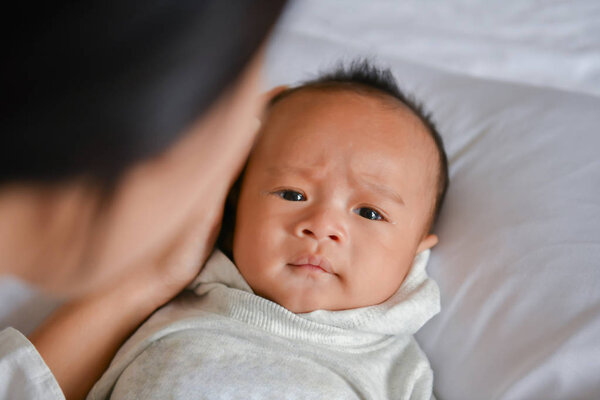 Концепция новорожденного. Мать и ребенок на белой кровати. Мама и ребенок Б
