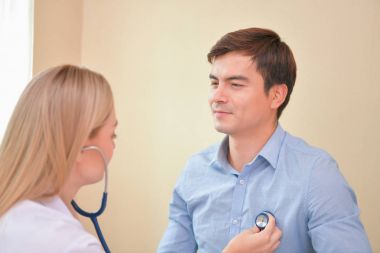 Sağlık kavramları. Doktor hastanın sağlık inceliyor. P