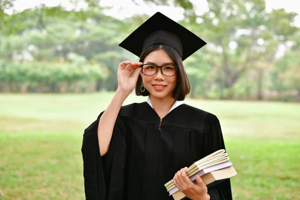 Concept de graduation. Étudiants diplômés le jour de l'obtention du diplôme. Asiatique — Photo