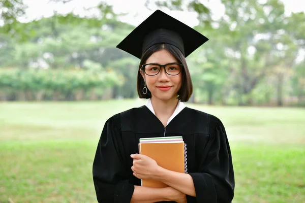 Αποφοίτηση έννοια. Αποφοίτησε οι μαθητές την ημέρα αποφοίτησης. Ασίας — Φωτογραφία Αρχείου