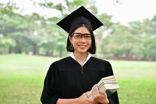 Concetto di laurea. Studenti laureati il giorno della laurea. Asiatico — Foto Stock