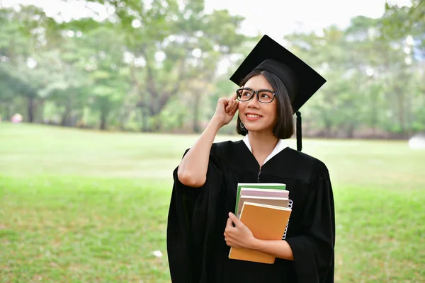 Examen-konceptet. Graderad studenter examen dag. Asiatiska — Stockfoto