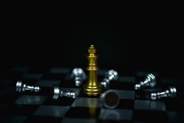 Concepts de leadership. Chess est un leader. Comparer les échecs est un st — Photo