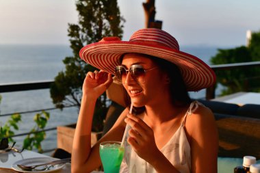 Kavramları seyahat. Güzel kız bir sahil restauran yiyor