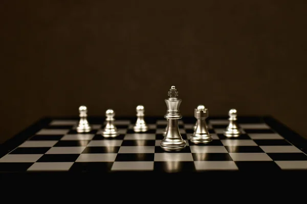 Concetti di leadership. Gli scacchi sono un leader. Confrontare gli scacchi è una st — Foto Stock