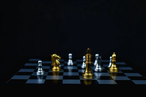 Концепции лидерства. Шахматы это лидер. Сравнение шахмат — стоковое фото