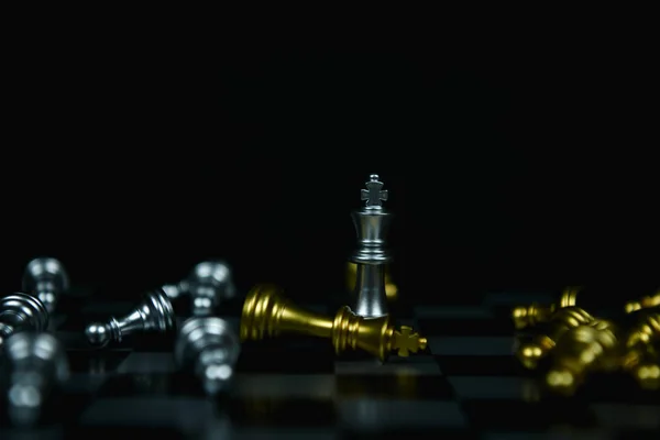 Conceptos de Liderazgo. El ajedrez es un líder. La comparación de ajedrez es un st — Foto de Stock