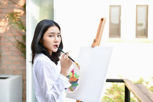 Artista Concepto Hermosa chica. Las mujeres hermosas están creando arte . — Foto de Stock