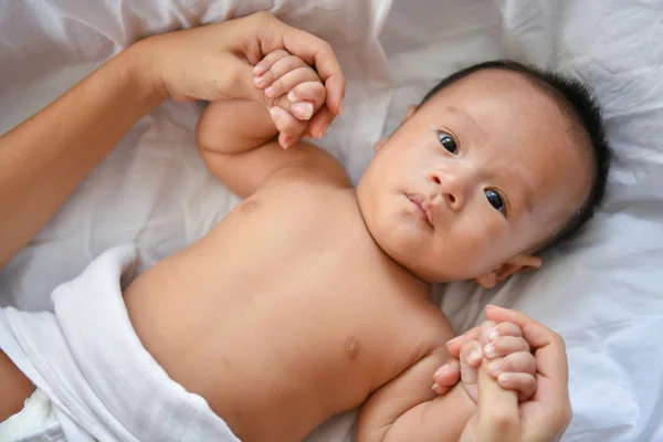 Concepto para recién nacidos. Madre e hijo en una cama blanca. Mamá y bebé b —  Fotos de Stock