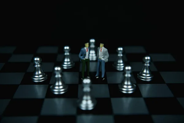 Концепции лидерства. Шахматы это лидер. Сравнение шахмат — стоковое фото