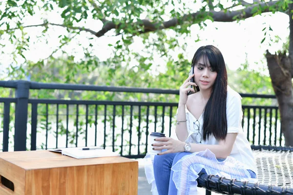 Conceptos educativos. Mujeres asiáticas leyendo libros en el parque. Beaut. —  Fotos de Stock