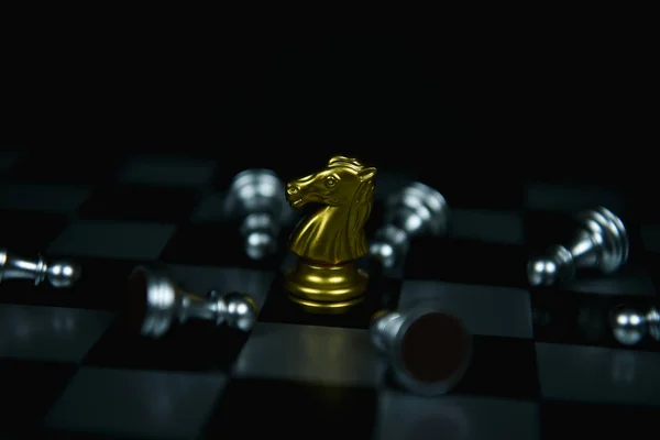 Conceptos de Liderazgo. El ajedrez es un líder. La comparación de ajedrez es un st — Foto de Stock