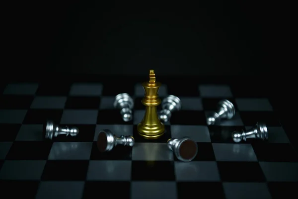 Concetti di leadership. Gli scacchi sono un leader. Confrontare gli scacchi è una st — Foto Stock