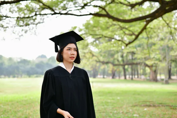 Concetto di laurea. Studenti laureati il giorno della laurea. Asiatico — Foto Stock