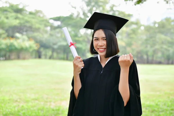 Αποφοίτηση έννοια. Αποφοίτησε οι μαθητές την ημέρα αποφοίτησης. Ασίας — Φωτογραφία Αρχείου