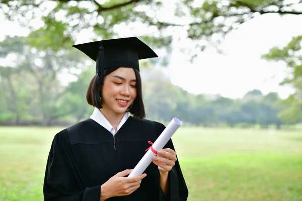 Concepto de graduación. Estudiantes graduados el día de la graduación. Asiática —  Fotos de Stock