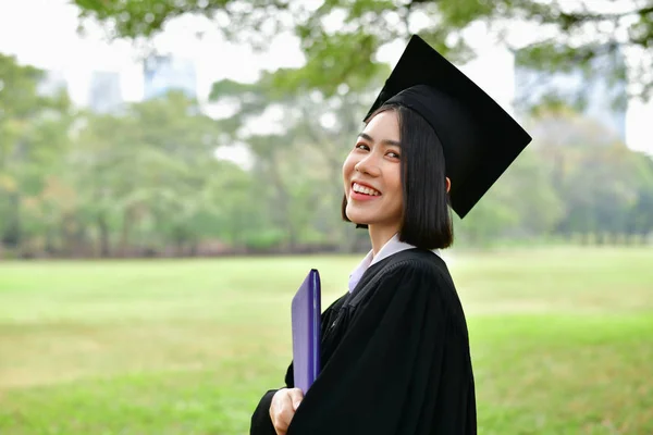 Concepto de graduación. Estudiantes graduados el día de la graduación. Asiática — Foto de Stock