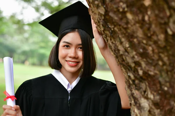 Conceito de Graduação. Estudantes graduados no dia da formatura. Asiático — Fotografia de Stock