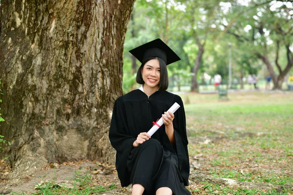 Afstuderen Concept. Afgestudeerde studenten op de graduatiedag. Aziatische — Stockfoto