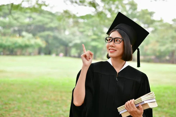 Afstuderen Concept. Afgestudeerde studenten op de graduatiedag. Aziatische — Stockfoto