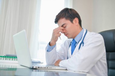 Doktor kavramı. Doktorlar ciddi yüzler yapıyoruz. Doktor 