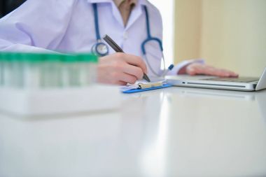 Doktor kavramı. Ofiste poz doktor gülümseyerek. Genç docto