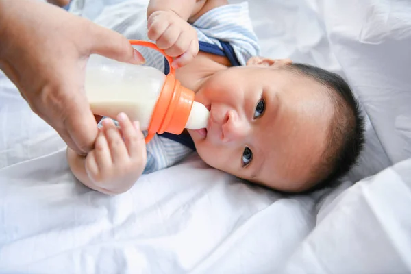 Concepto para recién nacidos. Madre e hijo en una cama blanca. Mamá y bebé b —  Fotos de Stock