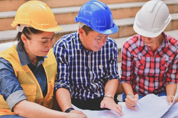 Conceptos Ingeniería Empresarial, Ingenieros profesionales, Young Bus — Foto de Stock